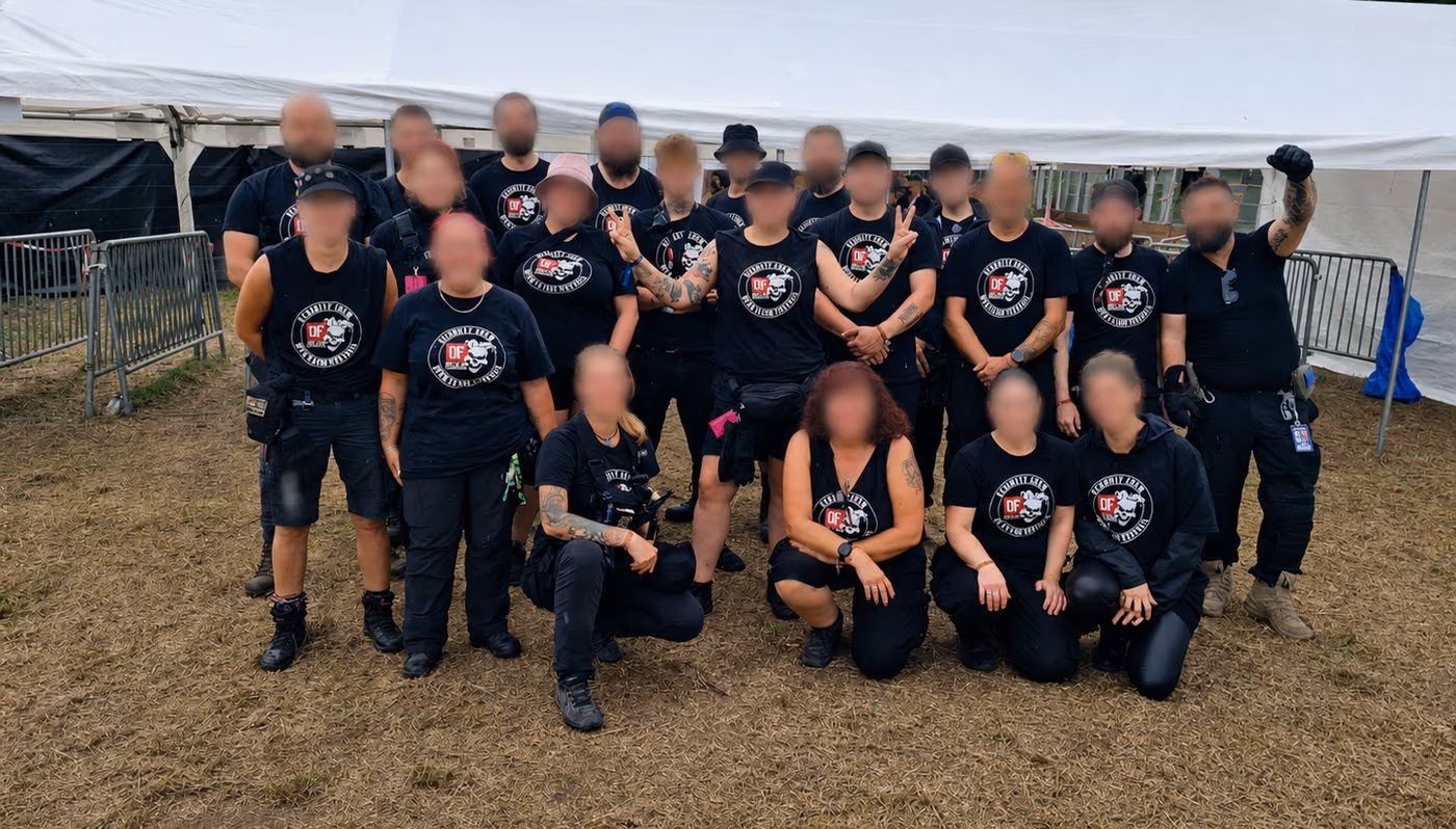 Sicherheits- und Serviceteam vor einem Veranstaltungszelt bei einem Open-Air-Festival