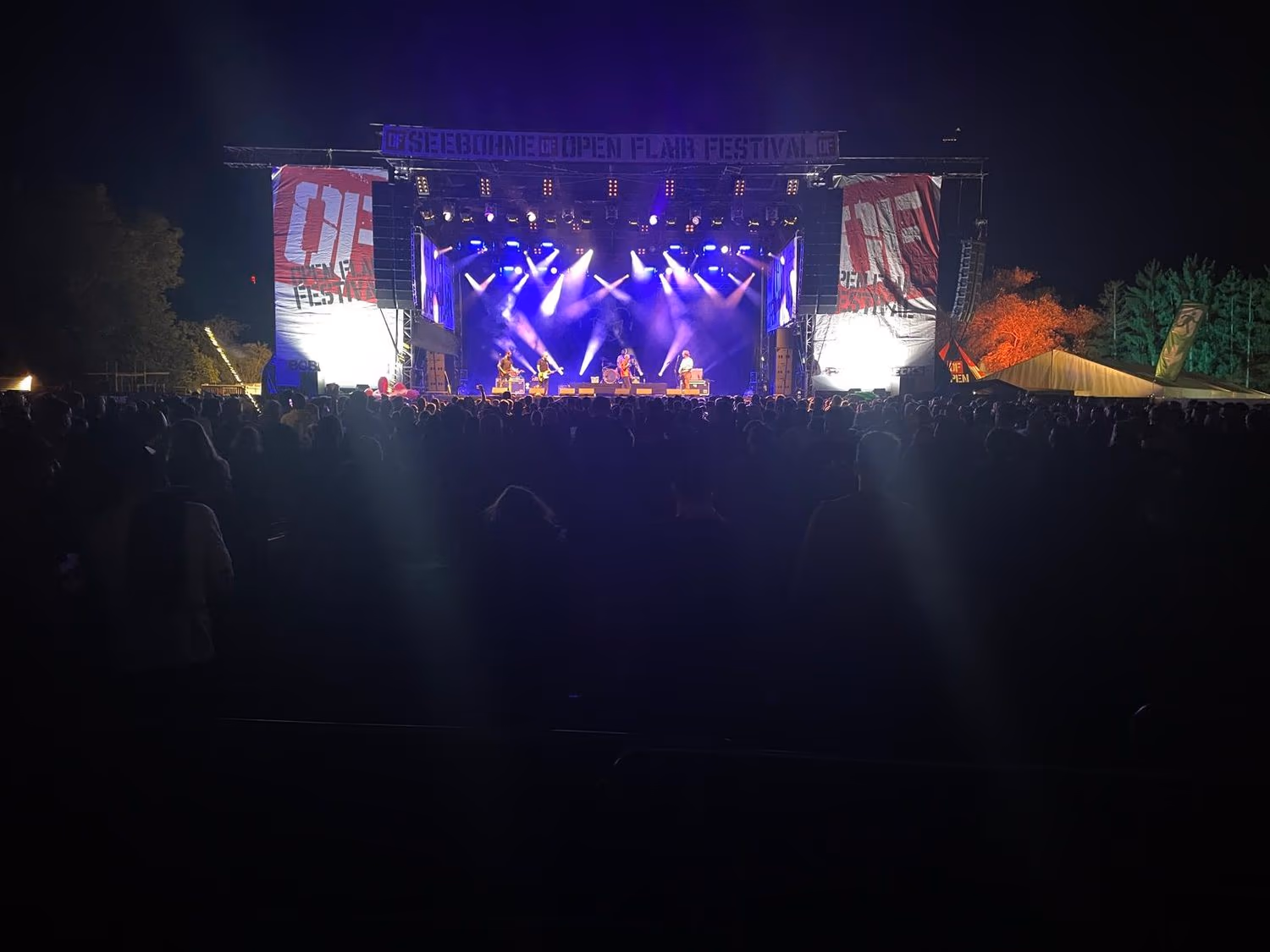 Hauptbühne eines Open-Air-Festivals bei Nacht mit Publikum vor der Bühne